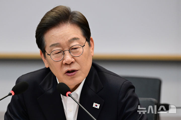 [서울=뉴시스] 국회사진기자단 = 이재명 더불어민주당 제21대 대통령 선거 후보가 28일 오후 경기도 이천시 SK하이닉스 이천캠퍼스에서 열린 'K-반도체' AI메모리반도체 기업 간담회에 참석해 발언을 하고 있다. 2025.04.28. photo@newsis.com.