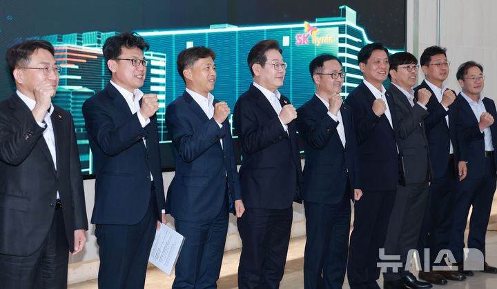 [이천=뉴시스] 국회사진기자단 = 이재명(왼쪽 네번째) 더불어민주당 제21대 대통령 선거 후보가 28일 경기 이천시 SK하이닉스를 방문해 곽노정 CEO(왼쪽 세 번째) 등 관계자와 기념촬영을 하고 있다. 2025.04.28. photo@newsis.com