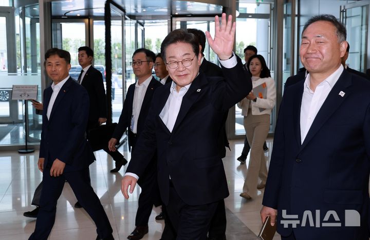 [이천=뉴시스] 국회사진기자단 = 이재명 더불어민주당 제21대 대통령 선거 후보가 28일 경기 이천시 SK하이닉스를 방문해 간담회장으로 이동하고 있다.2025.04.28. photo@newsis.com