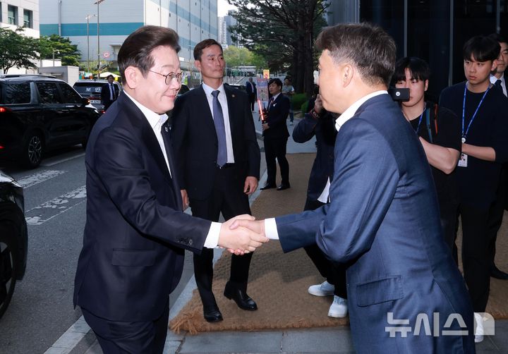 [이천=뉴시스] 국회사진기자단 = 이재명 더불어민주당 제21대 대통령 선거 후보가 28일 경기 이천시 SK하이닉스에서 열린 ‘K-반도체’ AI메모리반도체 기업 간담회에 참석하며 곽노정 CEO와 인사하고 있다. 2025.04.28. photo@newsis.com