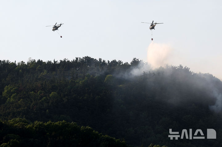 [대구=뉴시스] 이무열 기자 = 28일 오후 2시 1분쯤 대구 북구 노곡동 함지산에서 불이 나 소방헬기가 진화작업을 하고 있다. 2025.04.28. lmy@newsis.com