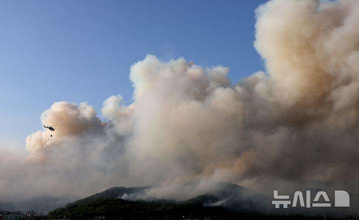 [대구=뉴시스] 이무열 기자 = 28일 오후 2시 1분쯤 대구 북구 노곡동 함지산에서 불이 나 소방헬기가 진화작업을 하고 있다. 2025.04.28. lmy@newsis.com