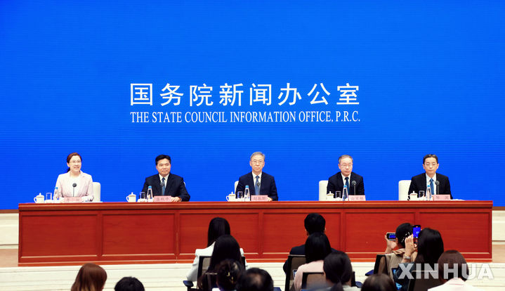 [베이징=신화/뉴시스] 28일 중국 국무원 신문판공실의 주관하에 베이징에서 국가발전개혁위원회, 상무부 등 4개 부처가 합동으로 기자회견을 개최하고 있다. 회의에 참석한 각 부처 대표. 2025.04.28