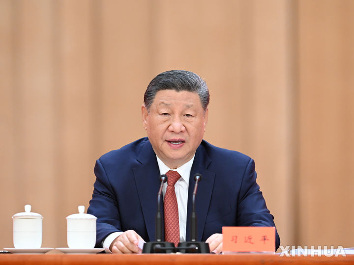 [베이징=신화/뉴시스] 시진핑 중국 국가주석이 28일(현지 시간) 중국 베이징 인민대회당에서 열린 중화전국총공회(ACFTU) 창립 100주년 기념식 및 모범 노동자·개인 시상식에서 연설하고 있다. 2025.04.29