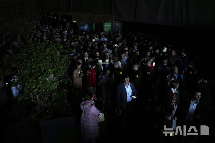 [마드리드=AP/뉴시스] 28일(현지 시간) 스페인에서 발생한 대규모 정전 사태로 마드리드 오픈 테니스 대회가 중단된 가운데 관중들이 내부를 배회하고 있다. 2025.04.29.<font style="vertical-align: inherit;"><font style="vertical-align: inherit;"></font></font>