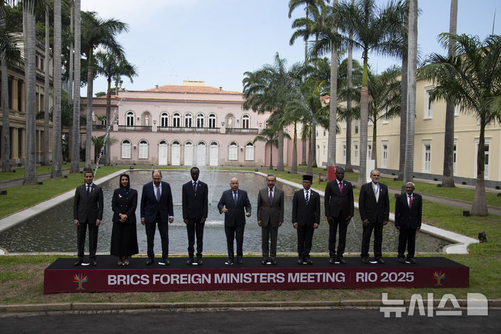 [리우데자네이루=AP/뉴시스] 브라질 리우데자네이루 이타마라티 궁전에서 4월 28일 열린 브릭스(BRICS) 외무장관 회의 참석자들이 단체 사진을 찍고 있다. 왼쪽부터 이집트, 아랍에미리트(UAE), 러시아, 에티오피아, 브라질, 중국, 인도네시아, 남아프리카공화국, 이란, 인도 장관. 2025.07.14.