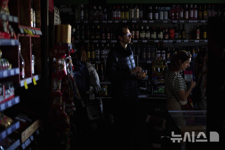 [팜플로나=AP/뉴시스] 28일(현지 시간) 스페인에서 대규모 정전 사태가 발생한 가운데 팜플로나의 한 마트에서 시민들이 현금 계산을 위해 줄을 서고 있다. 2025.04.29.