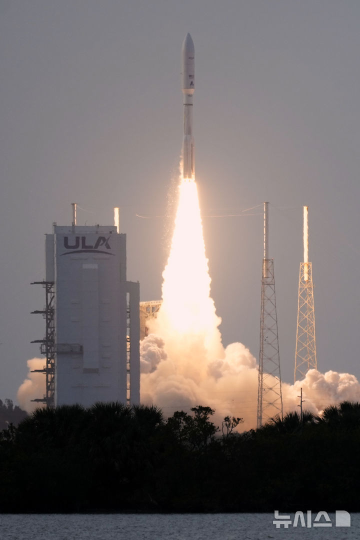 [케이프 커네버럴( 미 플로리다주)=AP/뉴시스] 아마존의 프로젝트 카이퍼 위성군단의 발사 장면 . 아틀라스 V로켓에 탑재된 이 인공위성들은 케이프 커네버럴 우주기지의 41호 발사대에서 28일 저녁 7시(현지시간. 한국시간 29일 오전 8시)에 힘차게 우주를 향해 출발했다. 2025. 04. 29.&nbsp; 