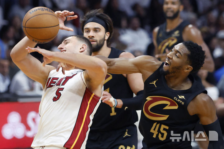 [마이애미=AP/뉴시스] 미국프로농구(NBA) 클리블랜드 캐벌리어스의 도노반 미첼(오른쪽). 2025. 4. 28.