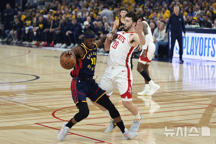 [샌프란시스코=AP/뉴시스] 미국프로농구(NBA) 골든스테이트 워리어스의 지미 버틀러(왼쪽). 2025. 4. 28.