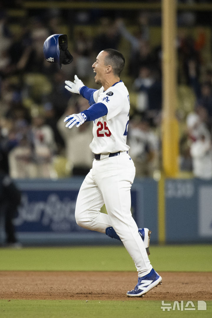 [로스앤젤레스=AP/뉴시스] LA 다저스의 토미 에드먼이 29일(한국 시간) 미국 캘리포니아주 로스앤젤레스의 다저스타디움에서 벌어진 2025 메이저리그(MLB) 마이애미 말린스와의 경기에서 연장 10회말 끝내기 안타를 때려낸 후 기뻐하고 있다. 2025.04.29