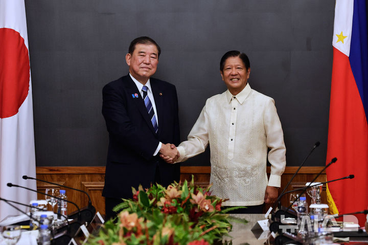 [마닐라=AP/뉴시스]필리핀을 방문한 이시바 시게루(왼쪽) 일본 총리는 29일 페르디난드 마르코스 대통령과 마닐리 말라카낭궁에서 회담 전 악수하고 있다. 2025.04.29.