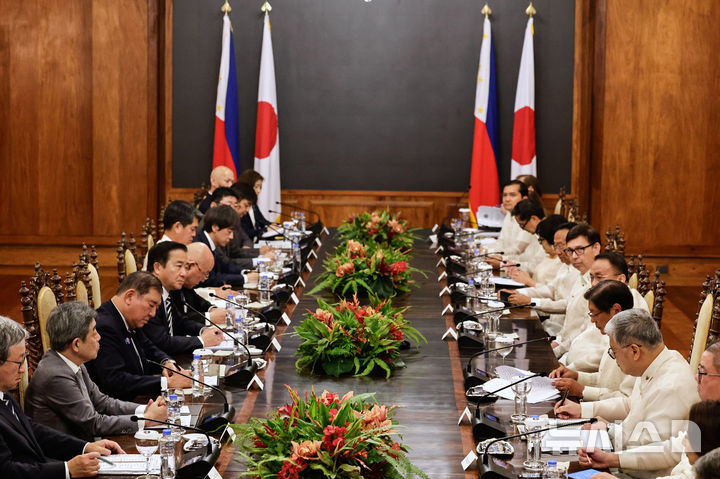 [마닐라=AP/뉴시스]필리핀 정부는 중국 전투기가 일본 전투기를 레이더로 조사(照射·비추어 쏘는 것, 조준)한 사건에 대해 "깊이 우려한다"고 밝혔다. 사진은 지난 4월 29일 필리핀을 방문한 당시 일본 총리였던 이시바 시게루(왼쪽 3번째)와 페르디난드 마르코스(오른쪽 3번째) 대통령이 마닐리 말라카낭궁에서 회담하고 있는 모습. 2025.12.15.