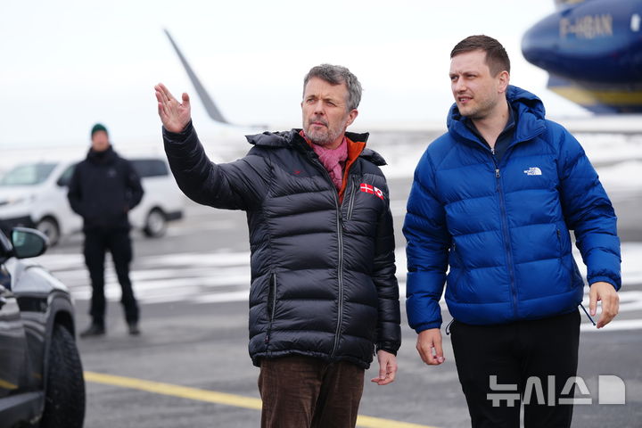 [AP/뉴시스] 29일 그린란드 수도 누크에 온 덴마크의 프레데릭 10세 국왕(왼쪽)이 그린란드의 젊은 엔스-프레데릭 닐센 총리에게 손으로 뭔가를 가리키고 있다 