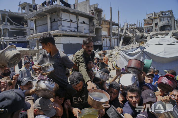 [베이트 라히야=AP/뉴시스] 4월 29일 가자지구 북부 베이트 라히야의 한 배급소에 음식을 받으려고 몰려든 팔레스타인 주민들. 국제구호기구 월드키친(WCK)은 이스라엘의 가자 봉쇄로 식재료가 동이나 구호사업을 중단한다고 5월 7일 발표했다. 2025. 05. 08. 