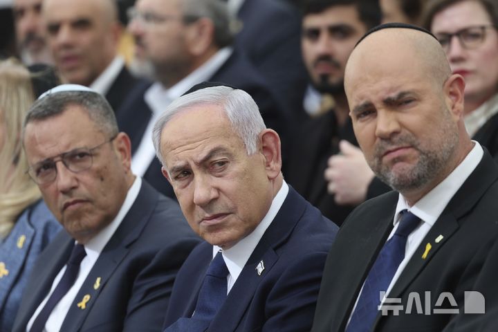 [예루살렘=AP/뉴시스] 베냐민 네타냐후 이스라엘 총리가 가자지구를 '완전히 점령'한다는 목표를 세웠다고 현지 언론이 4일(현지 시간) 보도했다. 사진은 네타냐후 총리(가운데)가 지난 4월 29일 예루살렘에서 열린 전몰 장병 추모일 전야 기념식에 아미르 오하나 크네세트(의회) 의장(오른쪽) 등과 참석한 모습. 2025.08.05.