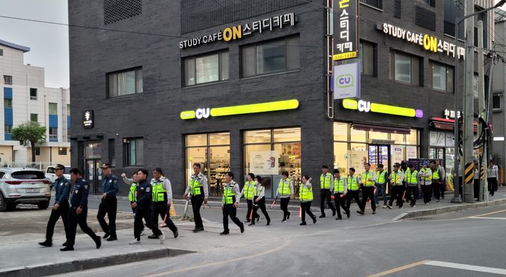 [상주=뉴시스] 범죄예방 합동순찰. (사진=상주경찰서 제공) 2025.04.29 photo@newsis.com *재판매 및 DB 금지