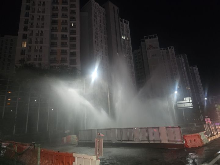 [광주=뉴시스] 29일 오전 광주 서구 치평동 도시철도 2호선 공사장 인근 도로 상수도관에서 수돗물이 터져나오고 있다. (사진=광주 서구 제공) 2025.04.29. photo@newsis.com *재판매 및 DB 금지