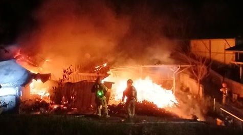  [의성=뉴시스] 의성군 사곡면 화전리 단독주택에서 발생한 화재를 진화하고 있다. (사진=경북소방본부 제공) 2025.04.29. photo@newsis.com *재판매 및 DB 금지