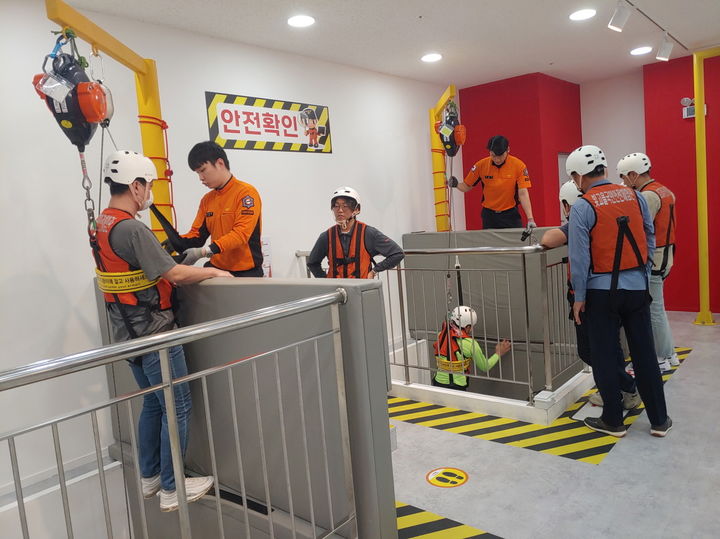 [서울=뉴시스] 오비맥주 임직원과 소방본부가 '세계 산업안전보건의 날'을 맞아 합동 소방훈련을 실시하고 있다. (사진=오비맥주) 2025.04.29. photo@newsis.com *재판매 및 DB 금지