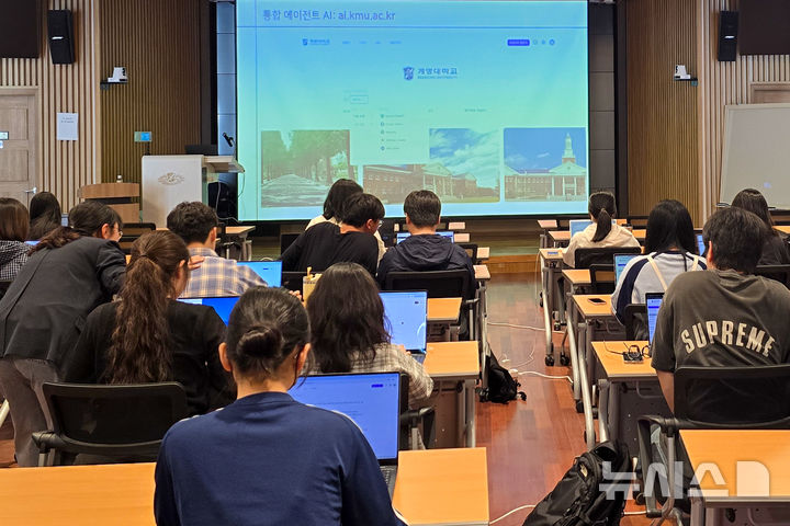 [서울=뉴시스]KT가 계명대학교 학생과 교직원 약 4700명에게 다양한 LLM과 맞춤형 교육 서비스를 한 번에 이용할 수 있는 '멀티 AI 플랫폼'을 지원한다고 29일 밝혔다. 사진은 계명대학교 학생들이 KT의 멀티 AI 플랫폼을 활용해 학습하는 모습. (사진=KT 제공)