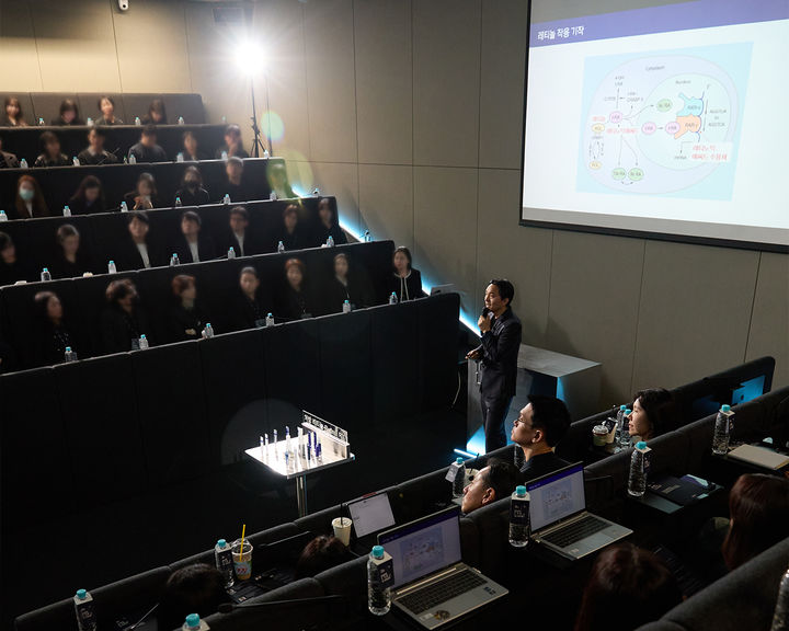 [서울=뉴시스] 아모레퍼시픽의 스킨케어 브랜드 아이오페가 '레티놀 슈퍼 바운스 세럼' 제품을 중심으로 다음달 '처방 레티놀 캠페인'을 전개한다고 29일 밝혔다. (사진=아모레퍼시픽 제공) *재판매 및 DB 금지