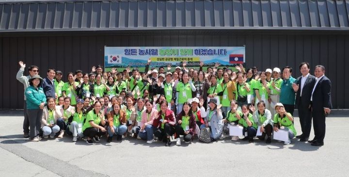  [안동=뉴시스] 안동시에 도착한 상반기 외국인 계절근로자들이 기념사진을 찍고 있다. (사진=안동시 제공) 2025.04.29. photo@newsis.com *재판매 및 DB 금지