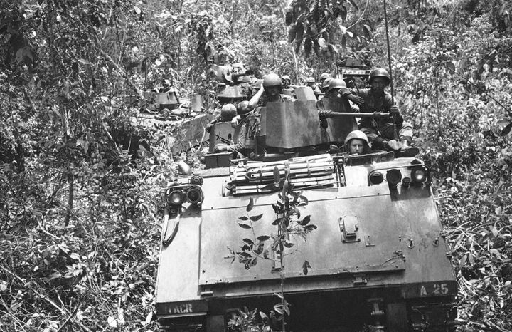 [AP/뉴시스] 1969년 6월 5일 사이공에서 북동쪽으로 64km 가량 떨어진 정글에서 남베트남 보병과 미국 기병을 태운 장갑차가 탱크 지원을 받으며 울창한 덤불 속을 이동하고 있다.2025.04.29. *재판매 및 DB 금지
