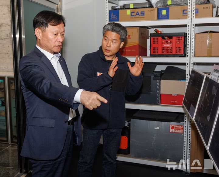 [세종=뉴시스]이정복 서부발전 사장은 지난 28일 서울 송파구에 위치한 로아스를 방문해 제 1호 '동반상생 명예의 전당' 임명 행사를 진행했다. 선정된 기업에는 감사패와 기념 동판이 수여되고 성과홍보, 포상금 등의 혜택이 주어진다.(사진=서부발전 제공)