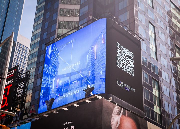 [서울=뉴시스]김아영 작가의 '딜리버리 댄서' 시리즈를 담은 LG 구겐하임 어워드 수상 축하 영상이 현지시간 28일부터 미국 뉴욕 타임스 스퀘어 LG 전광판에 상영되고 있다. (사진=LG 제공) photo@newsis.com *재판매 및 DB 금지