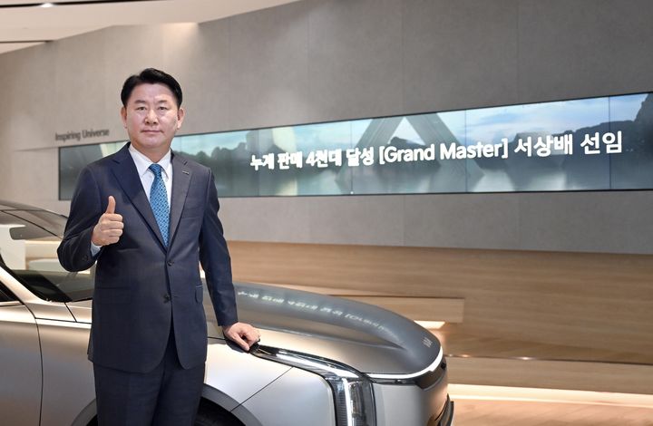 [서울=뉴시스] 기아 목포지점 서상배 선임 오토컨설턴트가 그랜드 마스터 등극을 기념해 촬영하는 모습. (사진=기아) 2025.04.29 photo@newsis.com *재판매 및 DB 금지 *재판매 및 DB 금지