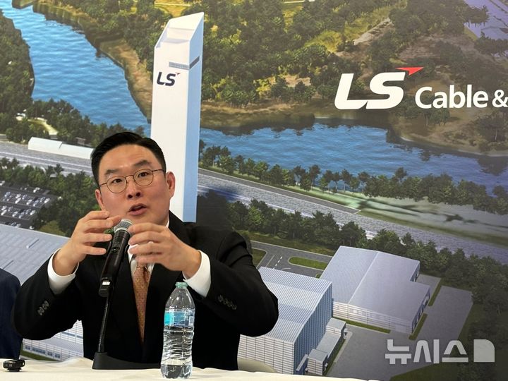 [체사피크(버지니아주)=뉴시스]이윤희 특파원 = 구본규 LS전선 대표가 28일(현지 시간) 미국 버지니아주 체사피크에서 미국 내 첫번째 해저케이블 생산 공장 착공식을 진행한 후 기자간담회에서 취재진 질문에 답하고 있다. 2025.04.29. 