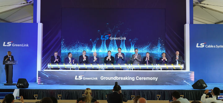 [체사피크(버지니아주)=뉴시스]LS전선이 28일(현지 시간) 미국 버지니아주 체사피크에서 개최한 미국 내 첫번째 해저케이블 생산 공장 착공식에서 글렌 영킨 버지니아 주지사, 구본규 LS전선 대표, 릭 웨스트 체사피크 시장 등 참석자들이 기념촬영을 하고 있다. (사진=LS전선 제공). 2025.04.29.&nbsp; *재판매 및 DB 금지