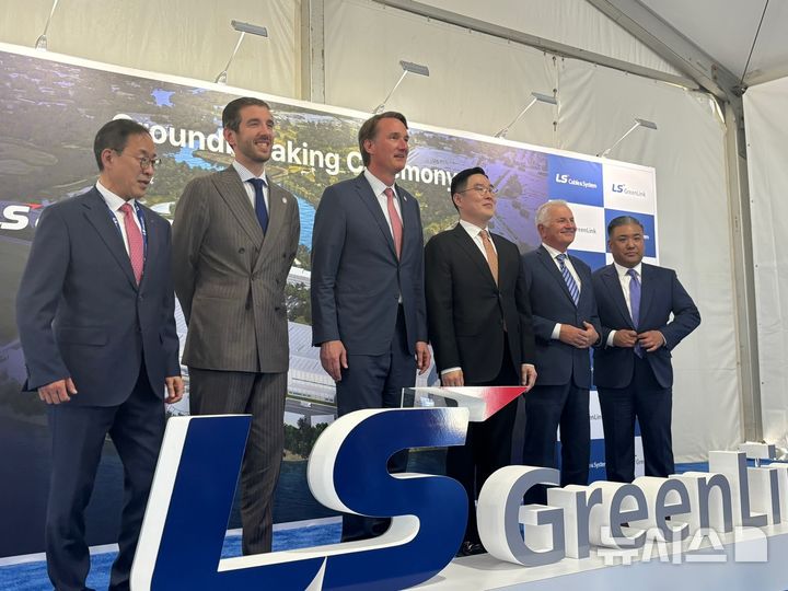 [체사피크(버지니아주)=뉴시스]이윤희 특파원 = 구본규 LS전선 대표(오른쪽 세번째)와 글렌 영킨 버지니아 주지사가 28일(현지 시간) 미국 버지니아주 체사피크에서 열린 LS그린링크 착공식에 앞서 기념촬영을 하고 있다. 2025.04.29. 