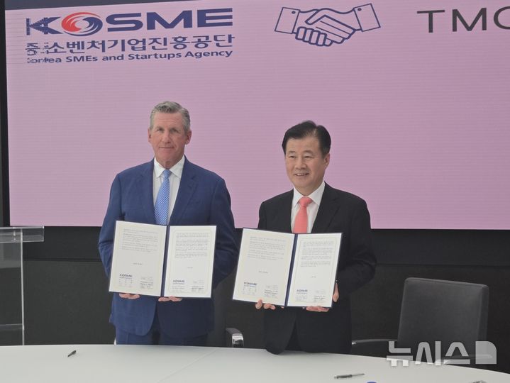 [서울=뉴시스] 강석진 중소벤처기업진흥공단 이사장(오른쪽)이 28일(현지시간) 윌리엄 TMC 회장(왼쪽)과 협약 체결 후 기념촬영을 하고 있다. (사진= 중소벤처기업진흥공단 제공)