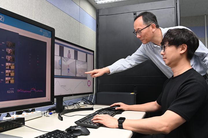 [대전=뉴시스] ETRI 연구진이 '사회적 상호작용 인식 AI 기술'을 활용해 자폐스펙트럼장애 선별을 위한 영상을 분석하고 있다.(사진=ETRI 제공) *재판매 및 DB 금지