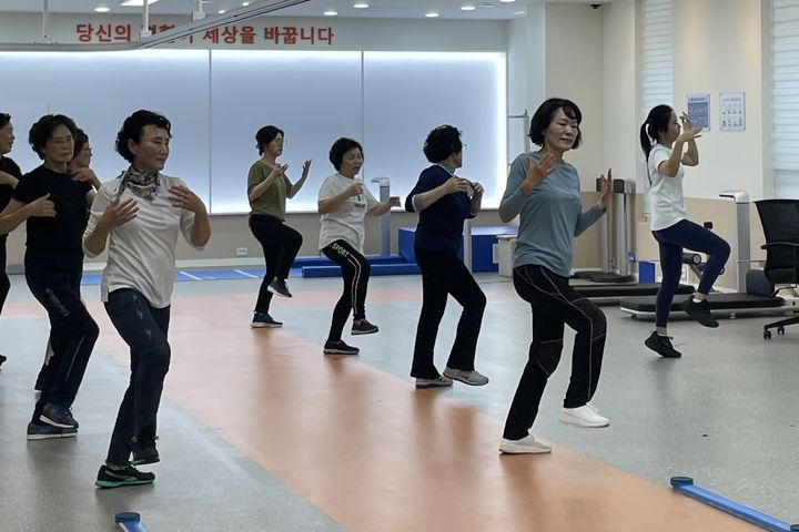 [부산=뉴시스] 라이프케어 프로그램_줌바프로그램 모습. (사진=부산테크노파크 제공) 2025.04.29. photo@newsis.com *재판매 및 DB 금지