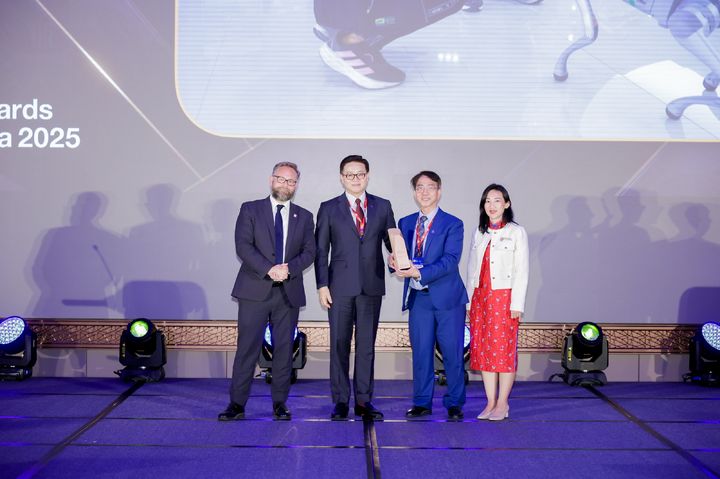 한양대는 'THE Asia Awards 2025'에서 '지역 발전 기여' 부문 최우수 대학으로 선정됐다. 사진은 (왼쪽부터) 필 배티 THE CKO, 이기정 한양대 총장, 조셉 리 마카오 과학기술대 총장, 메이메이 림 APAC 회장. (사진=한양대 제공) *재판매 및 DB 금지