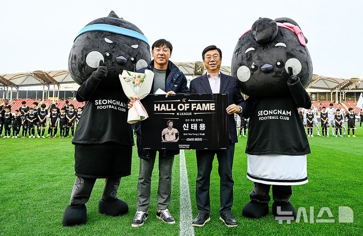 [서울=뉴시스]K리그2 성남 신태용 비상근 단장 팬 사인회 개최. (사진=성남FC 제공)