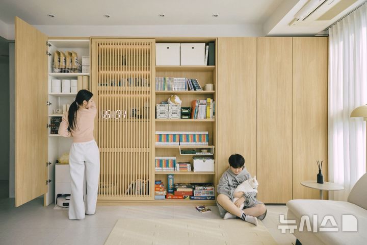 [서울=뉴시스] 한샘이 SES 출신 배우 유진, 코미디언 김재우·조유리 부부, 유튜버 기용이TV와 함께 수납 캠페인 '삶을 맡아줘, 한샘 수납'을 진행한다. (사진= 한샘 제공)