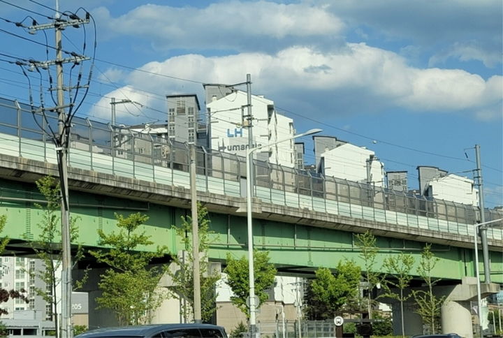 [춘천=뉴시스] 29일 춘천시에 따르면 올해 1월 1일 기준 올해 개별공시지가는 총 25만700필지를 대상으로 하며, 전년 대비 평균 1.8% 상승했다 고 밝혔다. 사진은 경춘선 전철 고가철도 주변 아파트 단지 모습. syi23@newsis.com *재판매 및 DB 금지