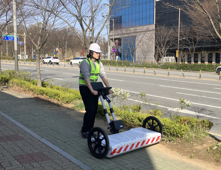 핸디형 GPR탐사 모습.(사진=전북자치도 제공) *재판매 및 DB 금지