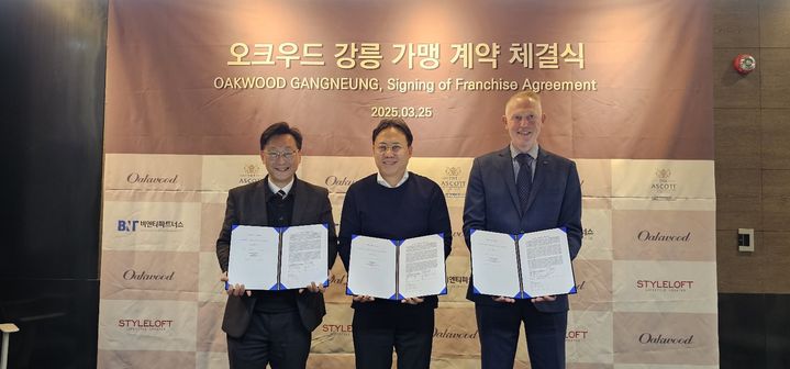 (주)스타일로프트글로벌 신준규(왼쪽부터) 전략부문 대표, (주)비엔티파트너스 정범식 대표, 애스콧 인터내셔널 매니지먼트 코리아 맥스필립스 한국총괄 지배인. 사진 비엔티파트너스] *재판매 및 DB 금지