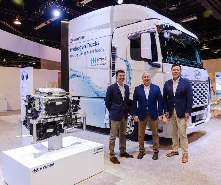 [서울=뉴시스] 현대차가 28일(현지시간) 미국 캘리포니아 애너하임 컨벤션센터에서 열린 청정 운송수단 박람회 'ACT 엑스포 2025'에서 '더 뉴 엑시언트 수소전기트럭'을 공개하고, 북미에 공식 출시했다. 사진은 왼쪽부터 이날 행사에 참석한 제롬 그레주아 현대미국기술센터 (HATCI) 디렉터, 켄 라미레즈 현대차 글로벌상용&수소사업본부 부사장, 짐 박 현대차 북미법인 상용&수소사업개발담당 전무가 기념촬영을 하는 모습. (사진=현대차 제공) 2025.04.29 photo@newsis.com *재판매 및 DB 금지