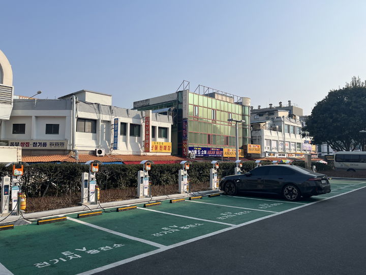 [진주=뉴시스] 전북 정읍시는 공동주택 지하주차장에 설치된 전기차 충전시설의 화재 위험을 줄이고 이용자 안전을 높이기 위해 올해도 '지하 충전시설 지상이전 사업'을 추진한다고 29일 밝혔다. (사진=정읍시 제공) 2025.07.29. photo@newsis.com *재판매 및 DB 금지