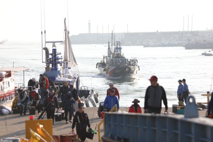 낚시객을 태운 어선이 영업을 마치고 비응항에 입항하고 있다. (사진=군산해경 제공) *재판매 및 DB 금지