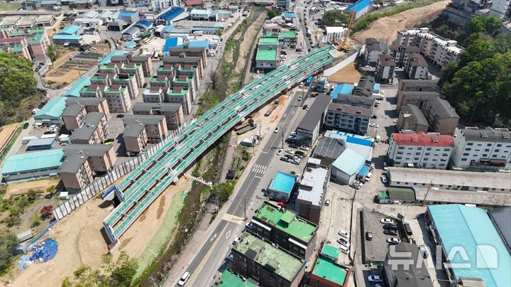 [경기광주=뉴시스] 경기 광주시가 성남~광주간 도로 확포장 공사 2공구 교량 거더 거치 작업을 완료했다 (사진=광주시 제공) 2025.04.29.photo@newsis.com