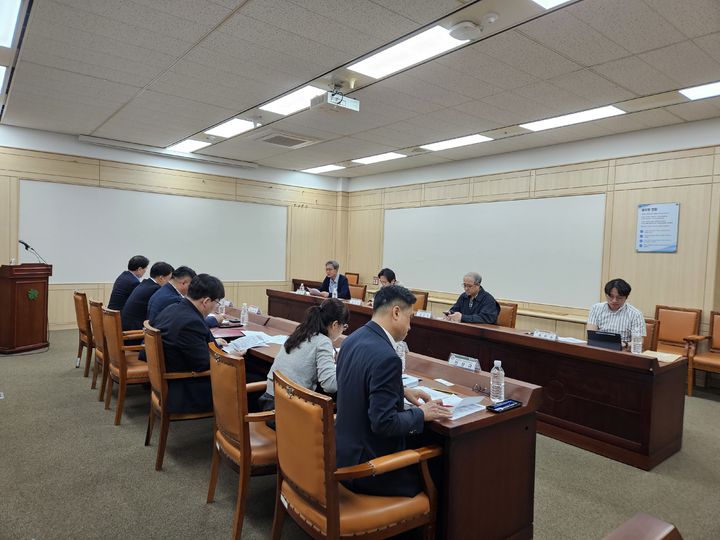 [대전=뉴시스]대학이 준비한 혁신기획서 최종안을 중심으로 관련 부서와 혁신기관 전문가들이 참여한 가운데 29일 최종 점검회의를 갖고 있다. (사진=대전시 제공) 2025. 04. 29 photo@newsis.com *재판매 및 DB 금지