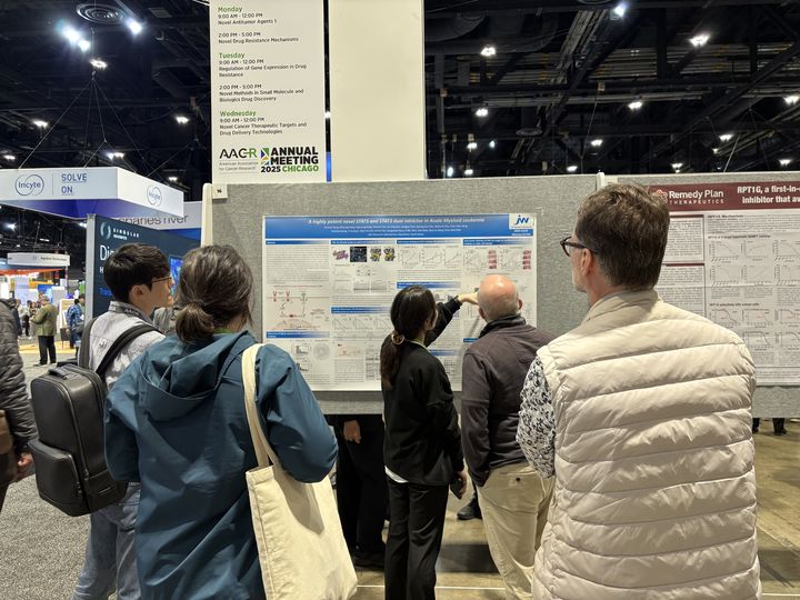 [서울=뉴시스] C&C신약연구소가 28일(현지시간) 미국 시카고에서 열린 ‘AACR 2025’에서 급성골수성백혈병 치료제로 개발 중인 STAT5/STAT3 이중 억제제 후보물질 CNC-01의 비임상 연구 결과를 포스터 발표했다. (사진=C&C신약연구소 제공) 2025.04.29. photo@newsis.com *재판매 및 DB 금지