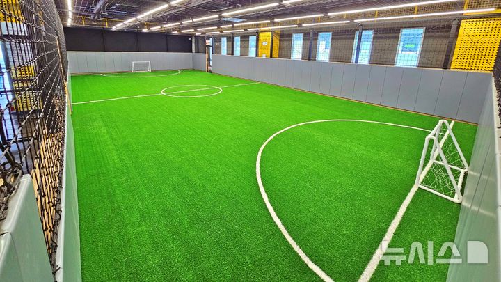 [전주=뉴시스]윤난슬 기자 = 라온체육센터 어린이 전용 실내 풋살장.(사진=전주시설공단 제공)